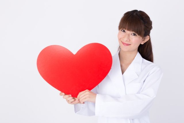 赤いハートを持った女性医師